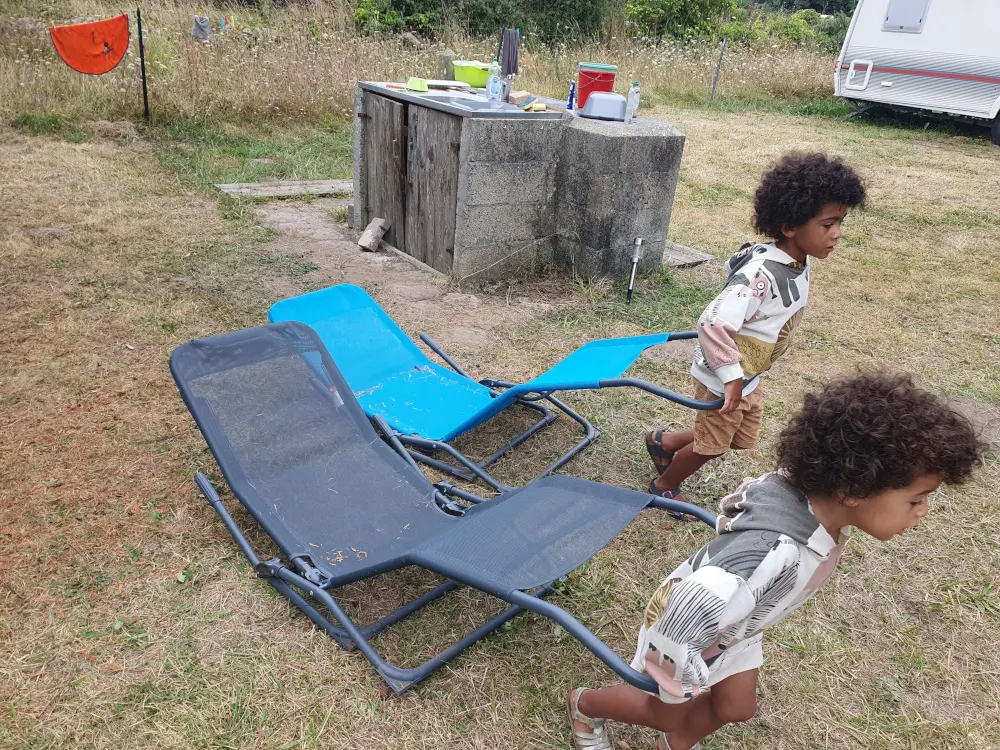 Les enfants jouent avec les transats